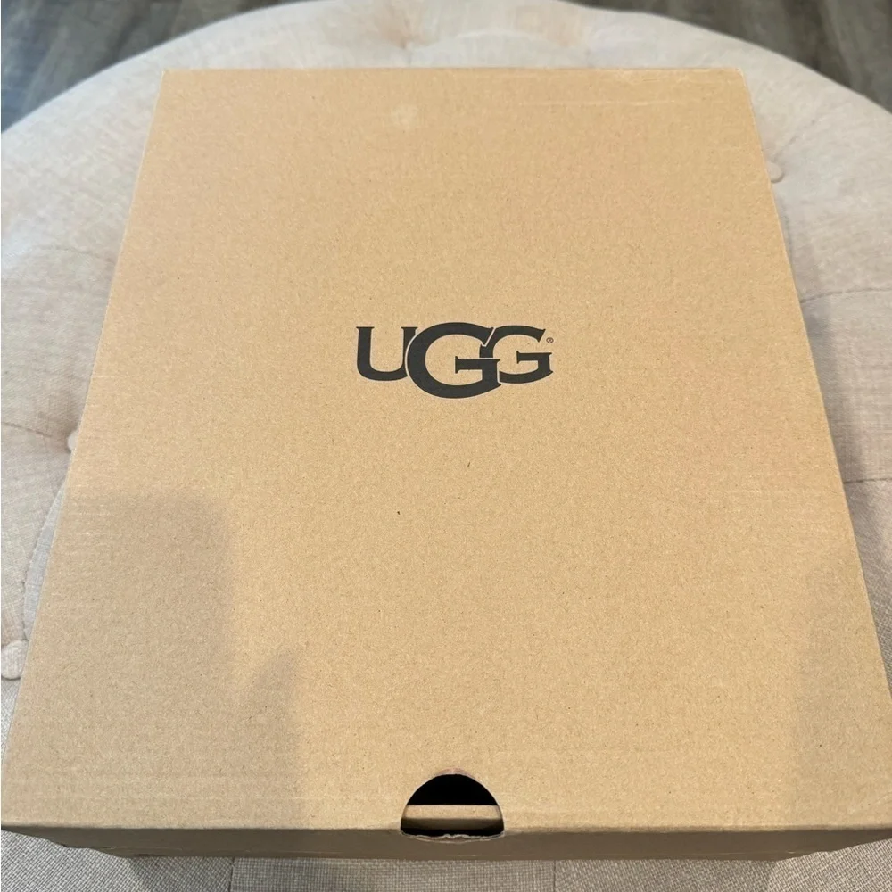 UGG new ships